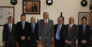 Don Juan Carlos posa con los hermanos Pérez Pascuas y sus hijos en la bodega de Pedrosa, delante del cuadro del abuelo Mauro.  ::                             EL NORTE