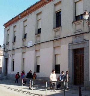 Fachada del antiguo colegio Martín Chico, en San Lorenzo. ::
R. B.