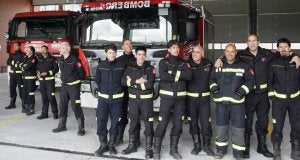 Una parte de los 44 bomberos que forman la plantilla del servicio de extinción de incendios de Segovia, ayer en las instalaciones del nuevo parque. ::                             ANTONIO DE TORRE