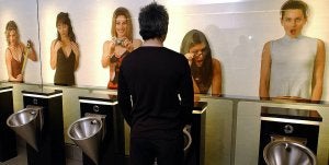 Un hotel de la cadena Accor en Queenstown, Nueva Zelanda, amenaza con permitir la entrada al servicio de chicos de estas indiscretas observadoras. Aunque de momento es solo una amenaza en forma de panel decorativo.  ::
AFP