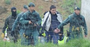 Agentes de la Guardia Civil trasladan al presunto miembro de ETA José Aitor Esnaola. ::
IGNACIO PÉREZ
