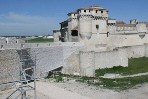 Andamios en un tramo de muralla junto al castillo de Cuéllar. ::
MÓNICA RICO