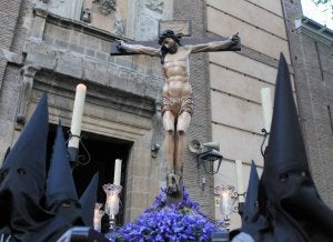 El 'Santo Cristo de las Cinco Llagas', a las puertas del Monasterio de San San Quirce y Santa Julita / H. Sastre