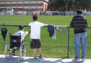 Unai, junto con su hermano, asistió este fin de semana a un partido de homenaje en Tudela. ::                             R. BELTRÁN