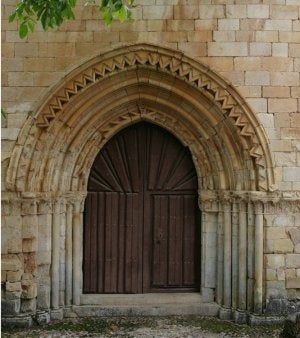Bella portada románica del monasterio de San Andrés.
