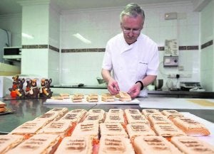 Javier del Caño, presidente de la Asociación, en plena elaboración del dulce. ::
M. A. S.