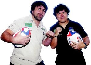 Fernando de la Calle y Haru Nakayama posan con dos balones de rugby. ::                             ANTONIO QUINTERO