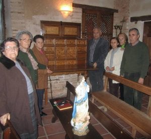 Josefa, Ana, Sagrario, Alfonso, Mari Paz, Milagros y Julián, junto al bargueño de la iglesia. ::
L. S.