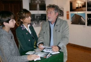 La técnico de Cultura del Ayuntamiento, Carmen Herrero,  y su hijo Pablo escuchan a Manuel Galiana. ::
INÉS QUIJANO