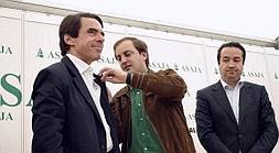José María Aznar recibe de manos de Pedro Barato la insignia de oro de Asaja. ::                             F. G. M.