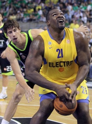 Schortsanitis se dispone a anotar ante la menuda presencia de Tomic. ::
ANDREU DALMAU-EFE