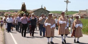 Los maceros, seguidos por los dulzaineros, escoltan la procesión de San Gregorio. ::                                                        FOTOS DE LUIS ANTONIO CURIEL