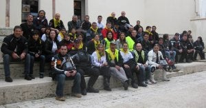 Los moteros posan en el exterior del Museo del Cerrato de Baltanás. ::
EL NORTE