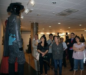 Asistentes a la inauguración observan uno de los trajes. ::
MÓNICA RICO