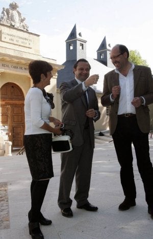 Claudia de Santos y Pedro Arahuetes, con las llaves que les acaba de entregar Ángel Sánchez, de la empresa Volconsa. ::
A. DE TORRE