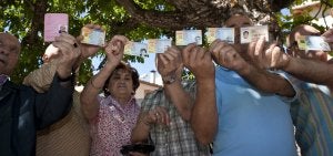 Los burgaleses de Huerta de Rey muestran orgullosos los DNI con su nombre.  ::                             FELIX ORDÓÑEZ                                                Un fotograma del anuncio de Aquarius.