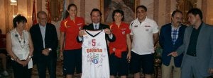 El alcalde de Segovia, Pedro Arahuetes, recibe, ayer, de manos de la capitana de la selección española de baloncesto, Amaya Valdemoro, una camiseta firmada. ::
EL NORTE