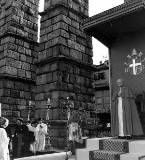 Juan Pablo II, en Segovia, en 1982. ::
EL NORTE