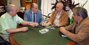 Cayo de Juan, segundo por la derecha, explica ayer las jornadas al delegado de la Junta. ::
EL NORTE