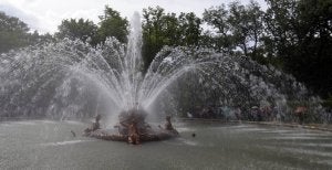 Una de las fuentes que surtió agua, ayer, en los jardines del Palacio Real de La Granja.  ::
EL NORTE