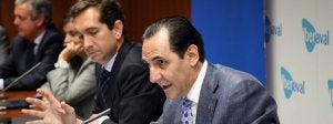 José Rolando Álvarez (derecha) y David Arias, tras la firma del convenio de colaboración entre Iberaval y el BBVA. ::
E. MARGARETO-ICAL