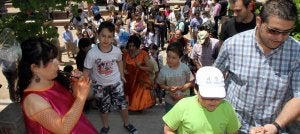 Niños y mayores observan a una de las actrices de Tamanka Teatro. ::                             ANTONIO TANARRO