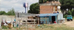 Dos chicas menores y dos niños juegan en la puerta de la caseta en torno a la cual se han levantado hasta cinco infraviviendas en Pinar de Jalón. A la derecha, la misma chabola hace cuatro años. ::                             J. S. Y S. M.