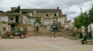 Dos máquinas trabajan ayer en el desescombro del palacio de los Buendía de Dueñas. ::
EL NORTE