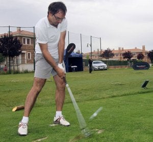 Un jugador ejecuta un golpe durante un partido en Grijota Golf. ::
MERCHE DE LA FUENTE