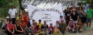 Los participantes en la marcha posan junto a la pancarta reivindicativa. ::
CRUZ CATALINA