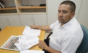 Daniel Ramos examina sus reclamaciones junto a la portada que protagonizó hace un año. ::
A. QUINTERO