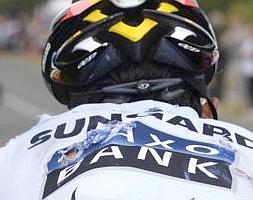 Día de caídas. En grande, Contador con el maillot rasgado tras irse dos veces al suelo. Arriba, a la izquierda, Brajkovic recibe atención médica. ::                             EFE