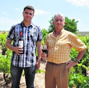 Sergio y Antonio Rupérez, en el pago La Casilla, muy cerca de Atauta. ::
ARGI