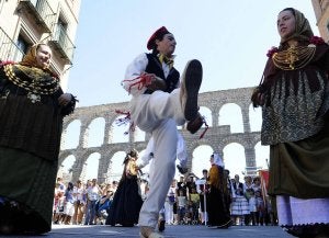 Desfile de los grupos del Festival Internacional de La Esteva celebrado ayer en la ciudad. ::
J. SEGOVIA