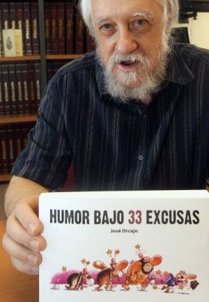 Pepe Orcajo muestra su último libro. ::
A. DE TORRE