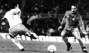 Calderé frente a Van Schipp, en un amistoso España-Holanda en el Nou Camp en 1986, en el que el técnico del Palencia marcó el único gol.