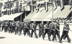Escuadra de falangistas, durante un desfile en la Plaza Mayor de Segovia durante los años de la guerra. ::                             ARCHIVO MUNICIPAL DE SEGOVIA