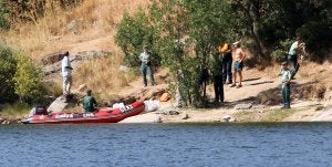 Los efectivos del Grupo Especial de Actividades Subacuáticas de la Guardia Civil recuperan en la mañana de ayer el cuerpo del joven ahogado en el Pontón Alto. ::                             A. TANARRO