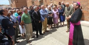 Gerardo Melgar, obispo de Osma-Soria, da ayer las gracias a vecinos y autoridades, tras el descubrimiento de la placa . ::                             MERCHE DE LA FUENTE