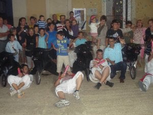 Vecinos y visitantes tras la fiesta de los toros de agua. ::
EL NORTE