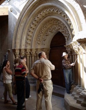 Belarmino Ruiz, explicando la portada  románica de Revilla de Santullán.