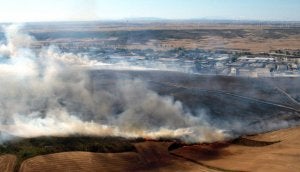 Vista de los dos frentes del incendio de Burgos desde el helicóptero del servicio de extinción. ::                             EL NORTE