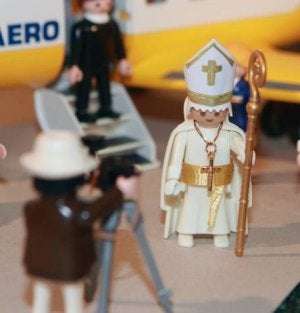 La maqueta muestra al Papa a su llegada al aeropuerto de Barajas. A la izquierda, saludo a los fieles desde el papamóvil. ::                             G. S. M.