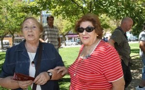 «Le sacaron a la calle en calzoncillos, delante del funeral de un vecino»