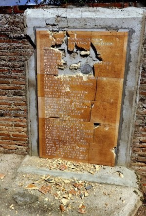 Estado en el que quedó la lápida en recuerdo a los represaliados tras el acto vandálico. ::                             FRAN JIMÈNEZ