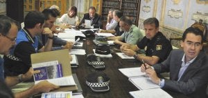 Teresa López y Cecilio Vadillo presiden la última junta de seguridad previa a los festejos. ::
FRAN JUMÉNEZ
