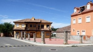 Edificio de la Casa Consistorial de Fresno de la Fuente, en una de las plazas principales del pueblo. ::
M. R.