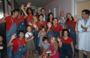 Los Cantajuegos, con los niños y los dirigentes políticos, ayer, en el Hospital Río Carrión. ::
EL NORTE