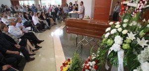 Cientos de palentinos despiden a Celso Mellado entre canciones y poemas
