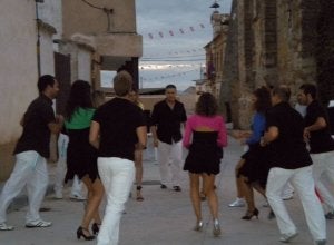 Varios vecinos, durante las exhibiciones de baile organizadas en la semana cultural celebrada en Torremormojón a finales de agosto. ::
EL NORTE